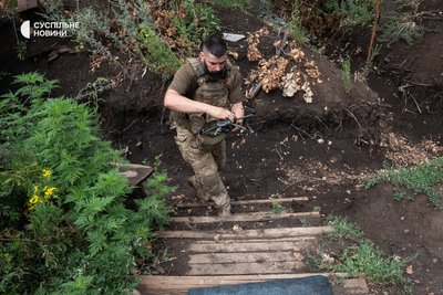 Військовий виносить з укриття дрон з боєприпасом, Часів Яр, Донеччина, 9 липня 2024 року