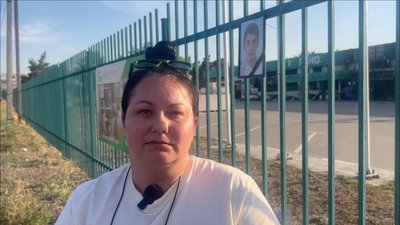 Удар РФ по магазину у Павлограді: містяни приносять квіти до місця загибелі підлітка Удар РФ по магазину у Павлограді: містяни приносять квіти до місця загибелі підлітка