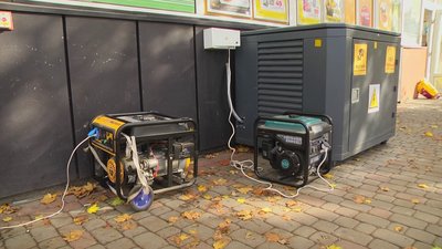 Місцеві жителі готуються до можливих відключень світла та встановлюють поруч із магазинами генератори Місцеві жителі готуються до можливих відключень світла та встановлюють поруч із магазинами генератори