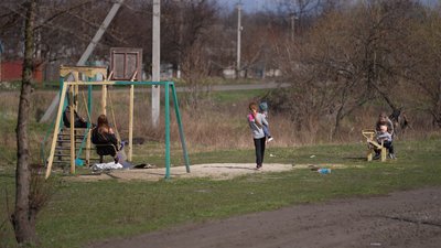 "Воно гримить, а ми город садимо" — жителі прифронтового села Дніпропетровщини, яке ледь не щодня атакує армія РФ "Воно гримить, а ми город садимо" — жителі прифронтового села Дніпропетровщини, яке ледь не щодня атакує армія РФ