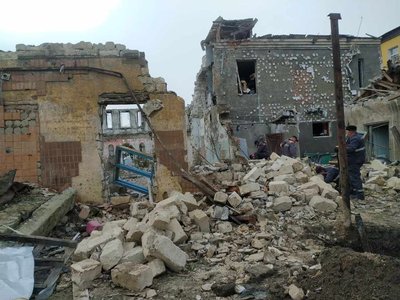 "Ми втекли в підвальчик і прилетів "шахед": жителі Старокостянтинівської громади усувають наслідки російської атаки "Ми втекли в підвальчик і прилетів "шахед": жителі Старокостянтинівської громади усувають наслідки російської атаки