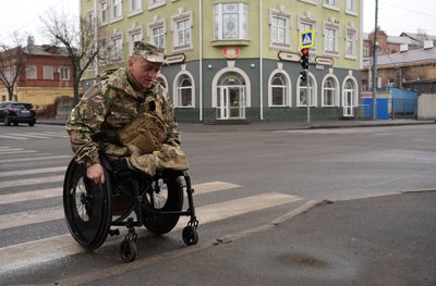 Ветеран Сергій Кошельніков у Харкові пересувається на кріслі колісному, бордюри Ветеран Сергій Кошельніков у Харкові пересувається на кріслі колісному, бордюри