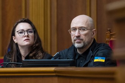 Прем'єр-міністр України Денис Шмигаль та його перша заступниця Юлія Свириденко в залі засідань Верховної Ради в день голосування за ратифікацію угоди про корисні копалини, підписаної зі Сполученими Штатами, Київ, 8 травня 2025 року Прем'єр-міністр України Денис Шмигаль та його перша заступниця Юлія Свириденко в залі засідань Верховної Ради в день голосування за ратифікацію угоди про корисні копалини, підписаної зі Сполученими Штатами, Київ, 8 травня 2025 року