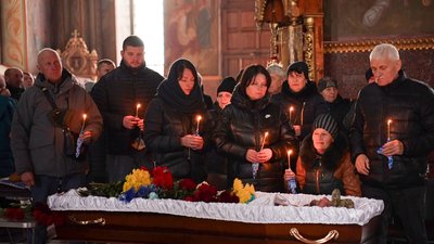 Провели "живим коридором" на колінах: у Черкасах попрощались із двома військовими Провели "живим коридором" на колінах: у Черкасах попрощались із двома військовими