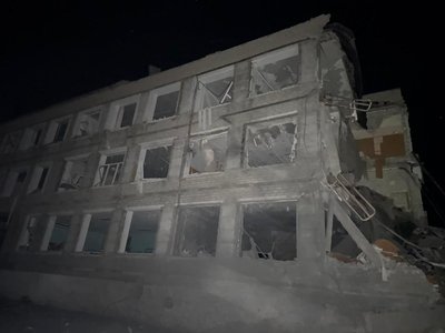 Зруйнована внаслідок російського удару будівля в Ізюмі, 7 травня 2026 року Зруйнована внаслідок російського удару будівля в Ізюмі, 7 травня 2026 року