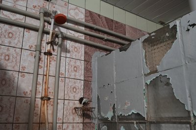 Душова кабіна у гуртожитку для ВПО у Харкові Душова кабіна у гуртожитку для ВПО у Харкові