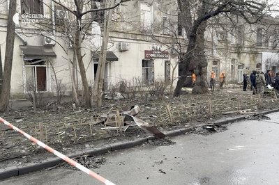 Армія РФ двома хвилями дронів атакувала Одесу: є влучання, шість поранених та пошкоджені будинки Армія РФ двома хвилями дронів атакувала Одесу: є влучання, шість поранених та пошкоджені будинки