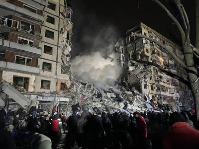 "Я два дні сподівався, що вона жива". Спогади мешканців будинку на "Перемозі", в який два роки тому влучила ракета РФ "Я два дні сподівався, що вона жива". Спогади мешканців будинку на "Перемозі", в який два роки тому влучила ракета РФ