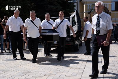 Труну з тілом загиблої в російському полоні журналістки Вікторії Рощиною заносять у Михайлівський собор у Києві, 8 серпня 2025 року Труну з тілом загиблої в російському полоні журналістки Вікторії Рощиною заносять у Михайлівський собор у Києві, 8 серпня 2025 року