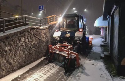 Київ засипало снігом, дороги розчищає спецтехніка Київ засипало снігом, дороги розчищає спецтехніка