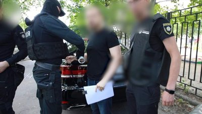 Привласнювали автостоянки і гаражні кооперативи: у Києві затримали групу рейдерів Привласнювали автостоянки і гаражні кооперативи: у Києві затримали групу рейдерів