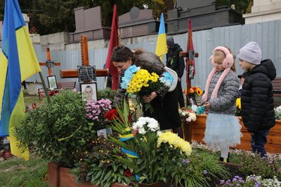 Рідні загиблих, мешканці міста та громадські діячі поклали квіти до могил героїв Рідні загиблих, мешканці міста та громадські діячі поклали квіти до могил героїв
