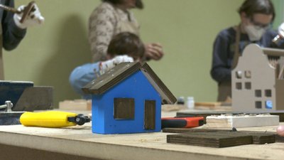 "Добра майстерня": у Вінниці діти захисників навчаються деревообробки