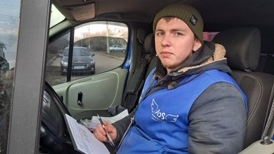 Дмитро волонтер благодійного фонду "Янголи Спасіння" Дружківка наслідки обстрілу Донецька область 5 лютого 2025 рік Дмитро волонтер благодійного фонду "Янголи Спасіння" Дружківка наслідки обстрілу Донецька область 5 лютого 2025 рік