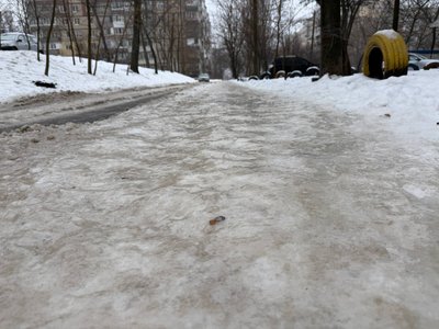 "Ідеш – дуже слизько". Дніпро бореться з ожеледецею "Ідеш – дуже слизько". Дніпро бореться з ожеледецею