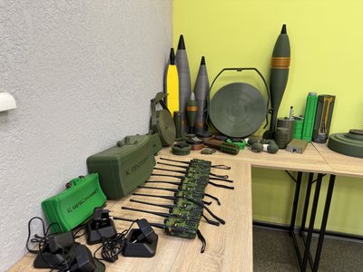 Стріляють у тирі та керують дронами: як у Полтаві викладають оновлений «Захист України» Стріляють у тирі та керують дронами: як у Полтаві викладають оновлений «Захист України»