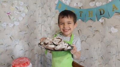 Чотирирічний Дем’ян з Житомирщини готує печиво для військових ЗСУ Чотирирічний Дем’ян з Житомирщини готує печиво для військових ЗСУ