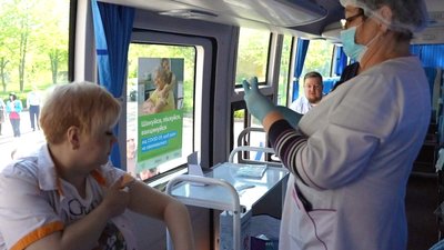 Щепили понад півтори тисячі людей: на Кіровоградщині до тижня імунізації влаштували виїзну вакцинацію Щепили понад півтори тисячі людей: на Кіровоградщині до тижня імунізації влаштували виїзну вакцинацію