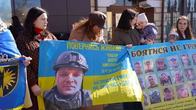 У Кропивницькому вперше розгорнули восьмиметровий банер зі світлинами полонених та зниклих бійців 57 бригади У Кропивницькому вперше розгорнули восьмиметровий банер зі світлинами полонених та зниклих бійців 57 бригади