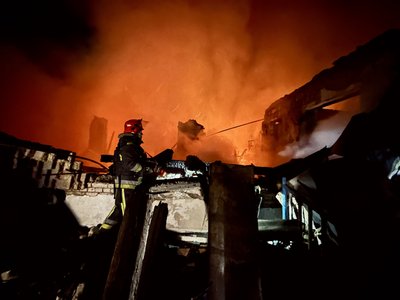 Пожежа у Чугуєві після російських ударів по місту, 7 листопада 2025 Пожежа у Чугуєві після російських ударів по місту, 7 листопада 2025