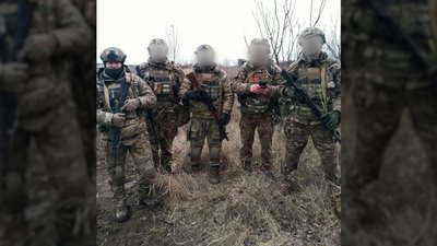 Ілля Косік разом з побратимами, фото зроблене в період з грудня 2024 по березень 2025 року Ілля Косік разом з побратимами, фото зроблене в період з грудня 2024 по березень 2025 року