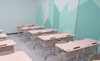 Парти в класі підземної школи Парти в класі підземної школи