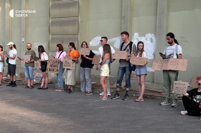 В Одесі ввечері знову відбулася акція проти відставки міністра оборони Федорова В Одесі ввечері знову відбулася акція проти відставки міністра оборони Федорова
