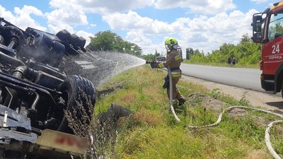 На Кіровоградщині перекинувся бензовоз: водія відвезли в лікарню