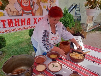 Ольга Боднар готує засипану капусту, серпень 2024 Ольга Боднар готує засипану капусту, серпень 2024