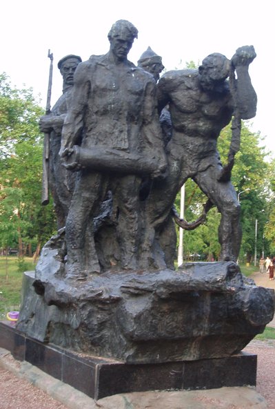 На Дарниці в Києві демонтували пам'ятник радянської доби "Таращанець" На Дарниці в Києві демонтували пам'ятник радянської доби "Таращанець"