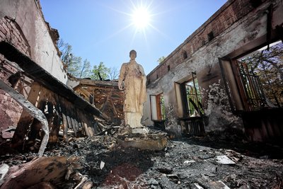 Статуя Григорія Сковороди у музеї-меморіалі на Харківщині після влучання у будівлю російського снаряду. Сергій Козлов, травень 2022 року Статуя Григорія Сковороди у музеї-меморіалі на Харківщині після влучання у будівлю російського снаряду. Сергій Козлов, травень 2022 року