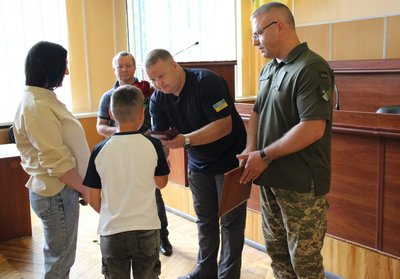 Державні нагороди передали родинам захисників з Хмельниччини Державні нагороди передали родинам захисників з Хмельниччини