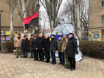 У Миколаєві ходою та покладанням квітів відзначили День Соборності України У Миколаєві ходою та покладанням квітів відзначили День Соборності України