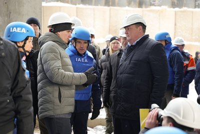 Виконувач обов'язків голови правління НЕК "Укренерго" Олексій Брехт (праворуч) та керівник Міжнародного агентства з атомної енергії (МАГАТЕ) Рафаель Гроссі (в центрі) під час відвідування підстанції в Київській області, 4 лютого 2025 року Виконувач обов'язків голови правління НЕК "Укренерго" Олексій Брехт (праворуч) та керівник Міжнародного агентства з атомної енергії (МАГАТЕ) Рафаель Гроссі (в центрі) під час відвідування підстанції в Київській області, 4 лютого 2025 року