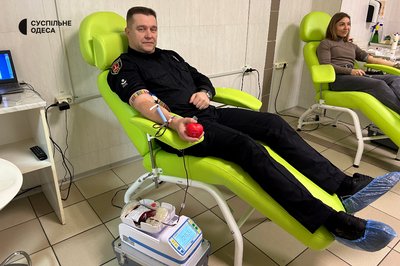Патрульні Одеси стали донорами: як поліція допомагає Обласній дитлікарні Патрульні Одеси стали донорами: як поліція допомагає Обласній дитлікарні