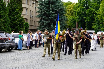 В Ужгороді попрощалися із загиблим захисником Олексієм Журавльовим В Ужгороді попрощалися із загиблим захисником Олексієм Журавльовим