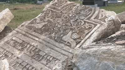 Понад 70 років пролежали під шаром бетону. На Франківщині облаштують меморіал із сотні мацев Понад 70 років пролежали під шаром бетону. На Франківщині облаштують меморіал із сотні мацев