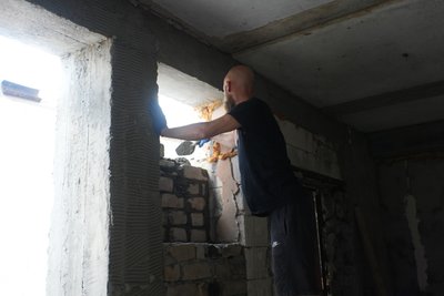 Як у Херсоні відновлюють житло після російських обстрілів
