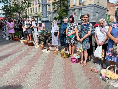 Освячують груші, випічку та колоски: яблучний спас у Вінниці Освячують груші, випічку та колоски: яблучний спас у Вінниці