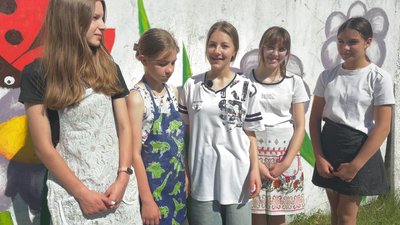 Десятеро учнів Білогірської школи мистецтв на Хмельниччині розписали громадський простір: як створювали артоб’єкт Десятеро учнів Білогірської школи мистецтв на Хмельниччині розписали громадський простір: як створювали артоб’єкт