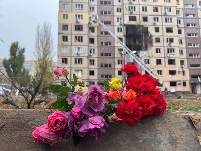 "Нічого не відчуваєш, тільки пустоту та біль". Мешканці пошкодженої багатоповерхівки у Дніпрі забирають речі з квартир "Нічого не відчуваєш, тільки пустоту та біль". Мешканці пошкодженої багатоповерхівки у Дніпрі забирають речі з квартир
