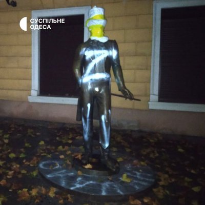 Пам'ятник Пушкіну в Одесі обмалювали символами російської агресії Пам'ятник Пушкіну в Одесі обмалювали символами російської агресії