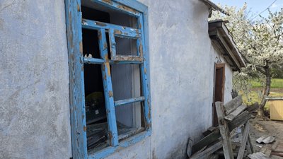 Вибите вікно у будинку внаслідок атаки РФ Вибите вікно у будинку внаслідок атаки РФ