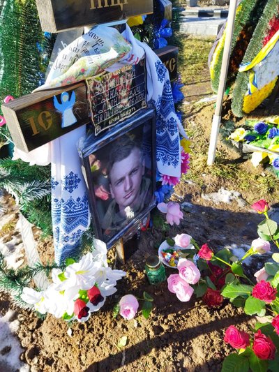 Співачка Надя Дорофєєва привезла на могилу загиблого Героя України Андрія Верхогляда його погони рангу підполковника Співачка Надя Дорофєєва привезла на могилу загиблого Героя України Андрія Верхогляда його погони рангу підполковника