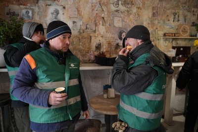 У херсонській кав'ярні комунальників, медиків та рятувальників безоплатно пригощають кавою У херсонській кав'ярні комунальників, медиків та рятувальників безоплатно пригощають кавою