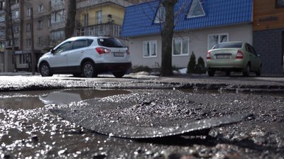 "Асфальт пішов зі снігом": коли відремонтують дороги у Черкасах "Асфальт пішов зі снігом": коли відремонтують дороги у Черкасах