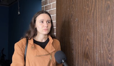 "Дощі йдуть, нам дах не накрили". Мешканці пошкоджених ударом РФ двоповерхівок у Сумах просять відремонтувати покрівлю