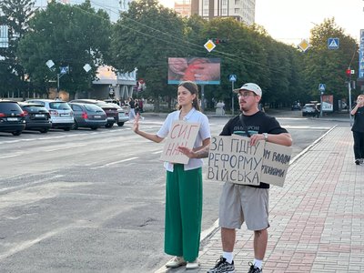 "Виграєте війну — підете на канікули": черкасці вдруге зібралися на мітинг проти звільнення Федорова "Виграєте війну — підете на канікули": черкасці вдруге зібралися на мітинг проти звільнення Федорова