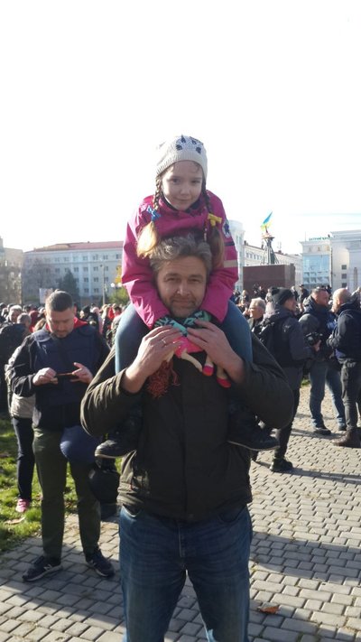 Коли казка стала реальністю: у Херсоні воїн ЗСУ став казковим героєм для шестирічної дівчинки Коли казка стала реальністю: у Херсоні воїн ЗСУ став казковим героєм для шестирічної дівчинки