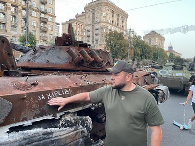 Народний депутат Юрій Здебський біля російського танка Народний депутат Юрій Здебський біля російського танка